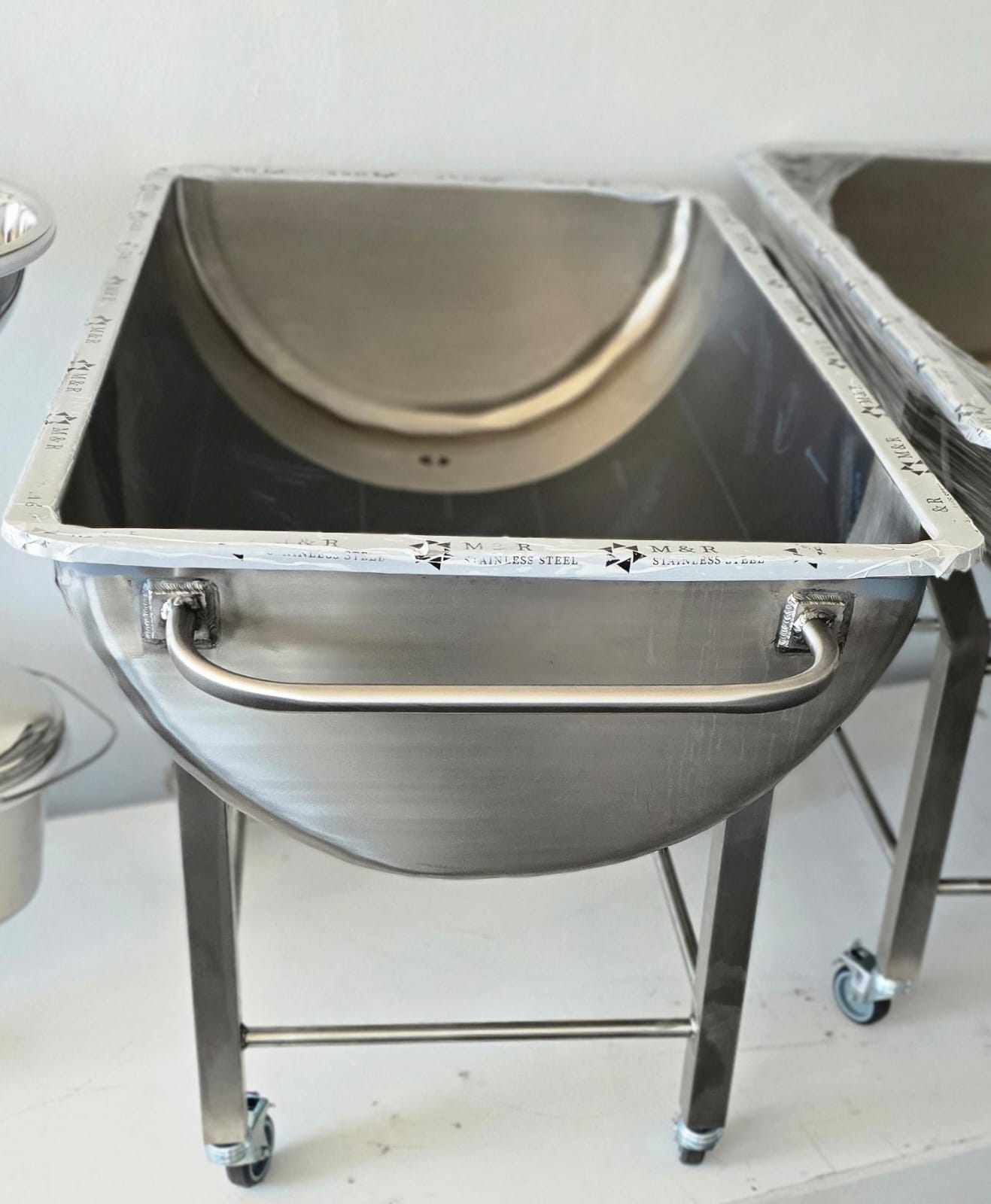 Stainless Steel Mixing Trough 150L - Image 4